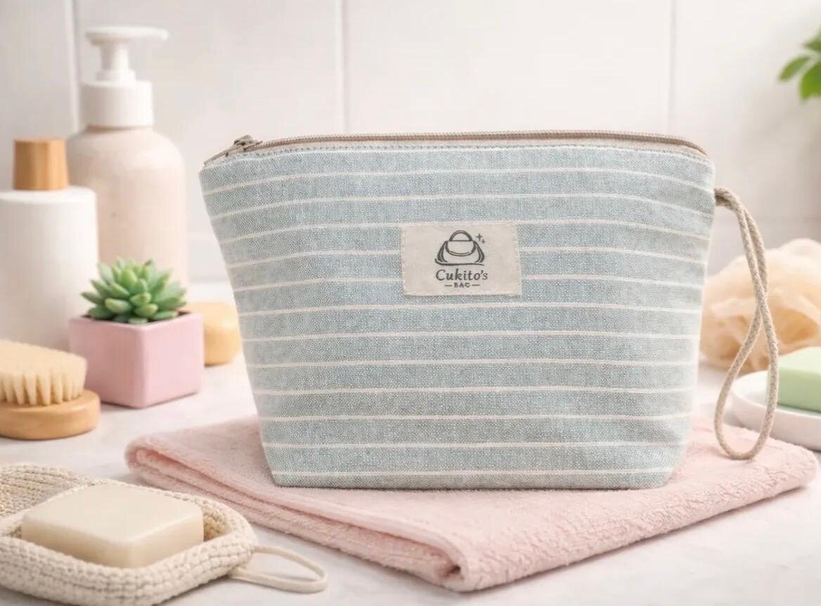 Neceser de rayas de Cukito's Bag en el baño